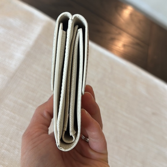 Authentic Luis Vuitton - Vintage Off White Epi trifold Wallet - Picture 7 of 9